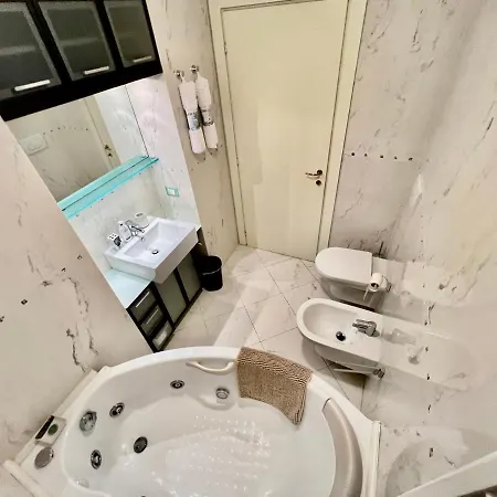 아파트 Divina Luxury With Jacuzzi Near The *
